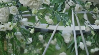 Beyaz çiçeklerle süslenmiş güzel düğün lamba