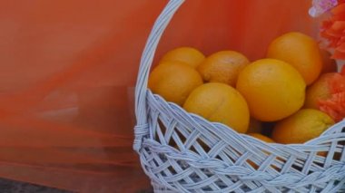 mandalina yay ile süslenmiş güzel bir sepet içinde