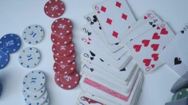 Beyaz arka plan üzerinde kartları ve patates kızartması ile poker oynamak için ayarla