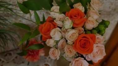 Bir grup krem portakal ve Şeftali güller