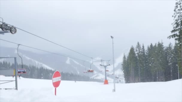 在雾里，与滑雪滑雪缆车 — 图库视频影像