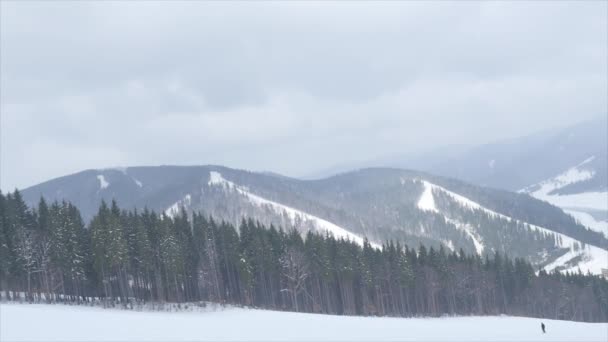 Blick von der Spitze des Berges in Bukovel - Skigebiet in der Ukraine. in der Nähe von Iwano-Frankiwsk. — Stockvideo