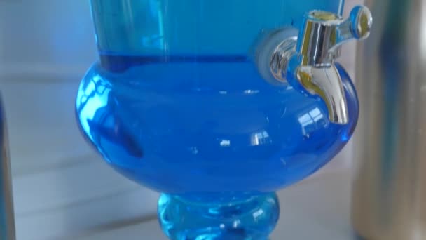 Boisson d'été décorée d'une tranche d'orange et de citron 