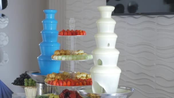Dessert table with chocolate machine fountain — Stock Video