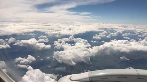 Lucht en wolken vanuit een vliegtuigraam — Stockvideo