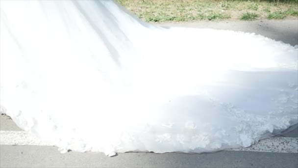 Braut im langen Kleid auf der Straße — Stockvideo