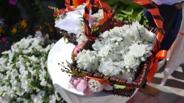 Beautiful white wedding decorations flowers in basket — Stock Video