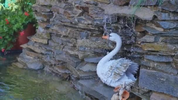 Kőből készült dekoratív kerti vízesés — Stock videók