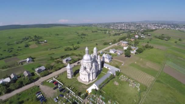 Iglesia en el pueblo Hrushivka tiro drone — Vídeo de stock