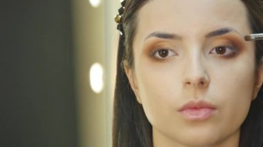 Makyöz arkadaşı üzerinde çalışıyorum. Gerçek insanlar