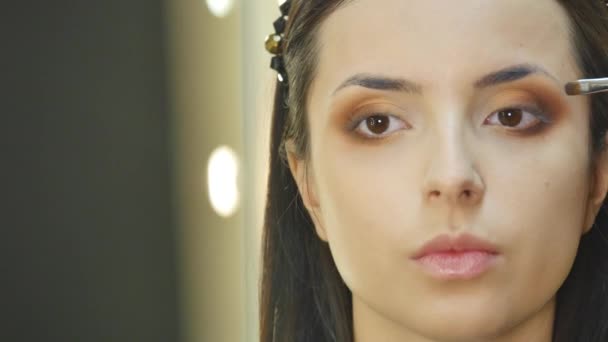 Make-up artist pracy na jej przyjaciel. Prawdziwi ludzie — Wideo stockowe