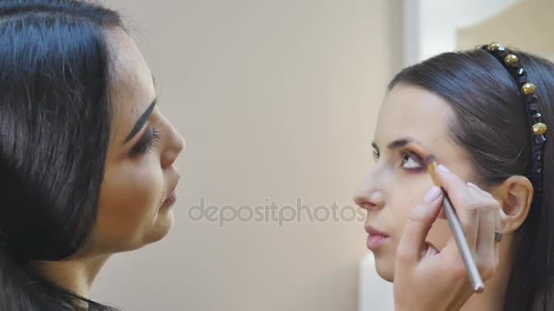 Makeup. Woman Make-up Applying closeup. Eyeliner. Cosmetic Eyeshadows. Eyeline brush for Make up. Beauty Girl with Perfect Skin. Eyelashes. Brown eyes. Makeover — Stock Video