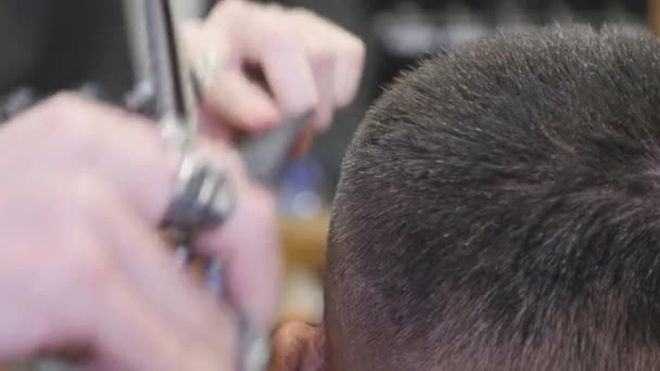 Cerrar el corte de pelo en la peluquería con tijeras — Vídeo de stock