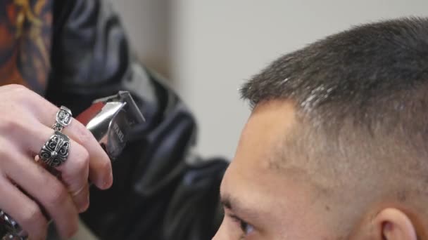 Młodych klientów odwiedzających fryzjera — Wideo stockowe