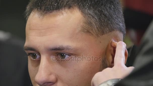 Стрижка чоловіків перукарні. Чоловіча перукарень barbers. Перукарня ріже клієнтської машини для стрижки. — стокове відео