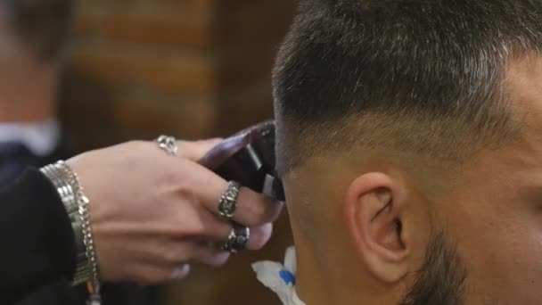 Peluqueros Barbería. Hombres peluqueros barberos. Peluquero corta la máquina cliente para cortes de pelo . — Vídeo de stock