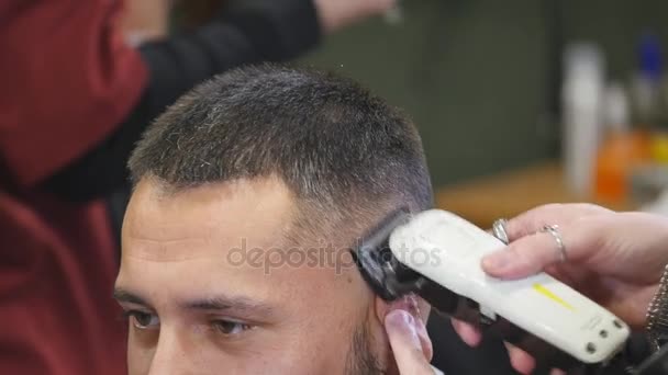 Peluqueros Barbería. Hombres peluqueros barberos. Peluquero corta la máquina cliente para cortes de pelo . — Vídeos de Stock