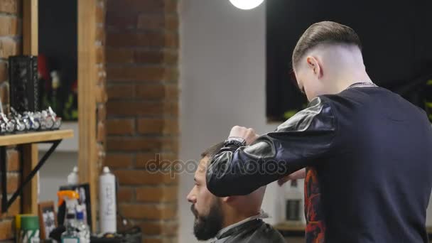 发型男士理发店。男士理发店理发。理发师剪理发的客户机. — 图库视频影像