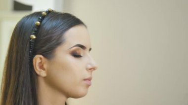 Stilist profesyonel göz makyajı yapar. Güzel model.