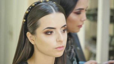 Stilist profesyonel göz makyajı yapar. Güzel model.