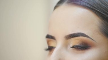 Güzel kadın modelinin göz kamaştırıcı portresi. Günlük makyajlı ve romantik dalgalı saç stili. Cilt üzerinde parlak parlak moda, seksi dudak parlatıcı makyaj ve koyu kaşlar.