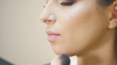 Güzel kadın modelinin göz kamaştırıcı portresi. Günlük makyajlı ve romantik dalgalı saç stili. Cilt üzerinde parlak parlak moda, seksi dudak parlatıcı makyaj ve koyu kaşlar.