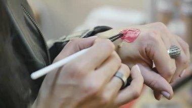 Güzel kadın modelinin göz kamaştırıcı portresi. Günlük makyajlı ve romantik dalgalı saç stili. Cilt üzerinde parlak parlak moda, seksi dudak parlatıcı makyaj ve koyu kaşlar.