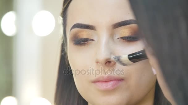 Stylistin macht professionelles Augen-Make-up. schönes Modell. — Stockvideo