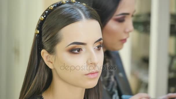 Kadeřnice dělá profesionální oční make-up. Krásný model. — Stock video