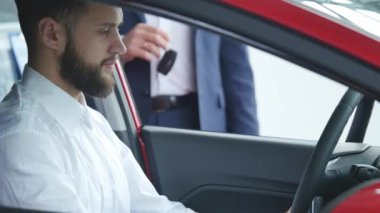 araba satıcı müşteri arabanın anahtarları arabanın içinde verir