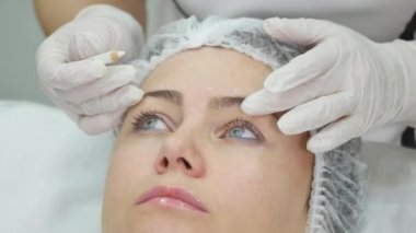 Doktor hasta yüz yüz plastik cerrahi kliniğinde için Tarih marker ile çizgiler çizmek