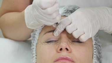 Genç güzel kadın karşısında klinik tedavinin bir parçası gibi kozmetik enjeksiyon alıyorum. Tıp, sağlık ve güzellik kavramı