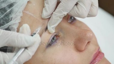 Genç güzel kadın karşısında klinik tedavinin bir parçası gibi kozmetik enjeksiyon alıyorum. Tıp, sağlık ve güzellik kavramı