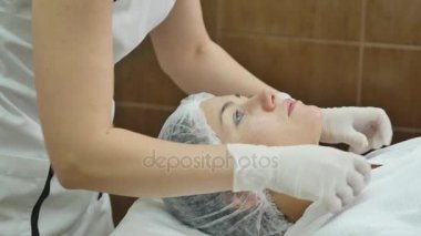 Genç güzel kadın karşısında klinik tedavinin bir parçası gibi kozmetik enjeksiyon alıyorum. Tıp, sağlık ve güzellik kavramı