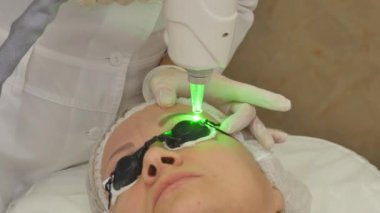 Kız bir güzellik spa salonu ile. Şevval Özçelik Güzellik kozmetik procedures.applying kozmetik maskesi gerçekleştirir. Kozmetik, yüz, Güzellik - yüz cilt bakımı kavramı. Kozmetik hakkında makale.