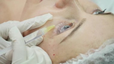 Mezoterapi. Güzel kadın bir enjeksiyon yüzüne alır..