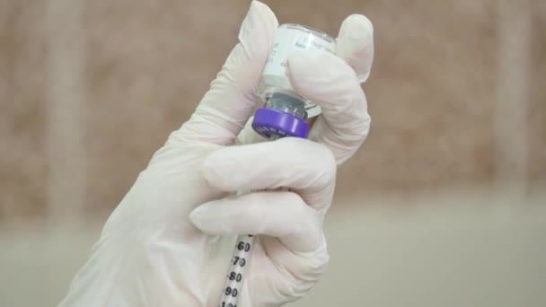 Médico ou enfermeiro carregando seringa para injeção — Vídeo de Stock