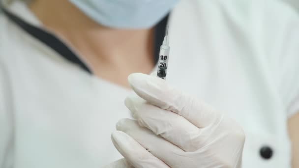 Enfermera o doctora sosteniendo una aguja de inyección — Vídeos de Stock
