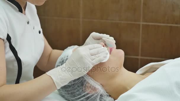 Esteticista aplica máscara facial para a pele das meninas — Vídeo de Stock