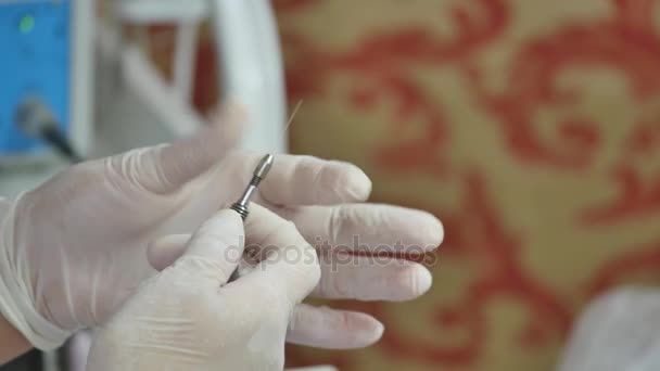 Enfermera o doctora sosteniendo una aguja de inyección — Vídeos de Stock