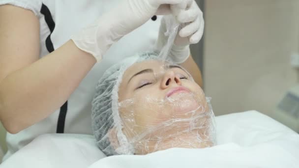 Schoonheidsspecialiste gezichtsmasker is van toepassing op de huid van de meisjes — Stockvideo