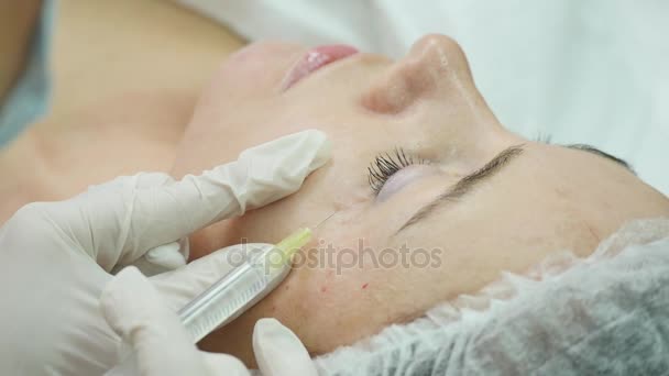 Мезотерапия. Красивой женщине делают укол в лицо. . — стоковое видео