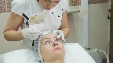 Doktor hasta yüz yüz plastik cerrahi kliniğinde için Tarih marker ile çizgiler çizmek