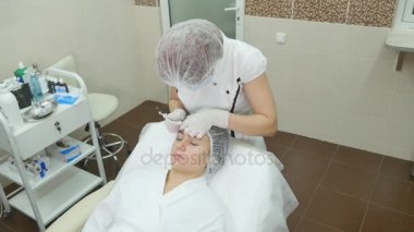 Güzel genç kadın botox enjeksiyon onun yanak içinde oluyor.