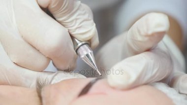 Kalıcı Kalıcı Kaşlara Makyaj Uygulayan Kozmetikçi