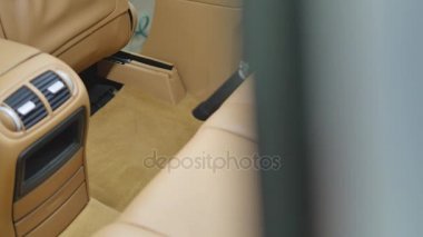 Auto interieur reinigen met de stofzuiger met water, tapijt in de ... Auto interieur reinigen met de stofzuiger met water, tapijt in de ...