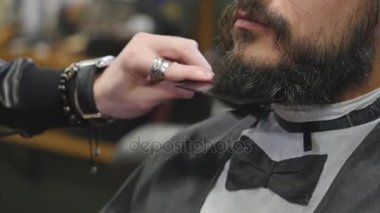 Kuaför tarak sakal yakın çekim