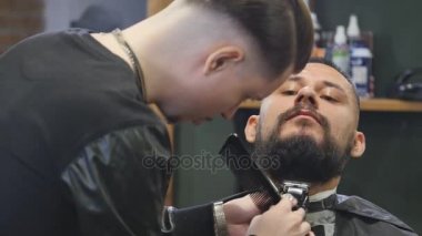 Yakın çekim yakışıklı genç adam modern berber sakal bakım alma sakallı.