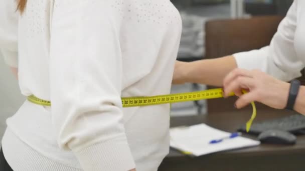 Médico que mede gordura corporal de cintura de mulher obesa. Obesidade e perda de peso . — Vídeo de Stock