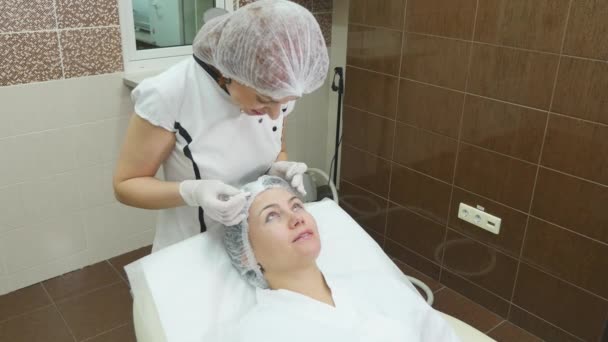 Lekarz rysowanie linii z markerem na pacjenta twarz do twarzy chirurgii plastycznej w klinice — Wideo stockowe